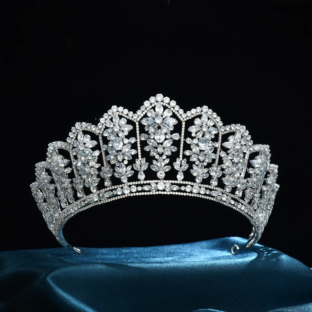 Elegant Bridal Tiara - Minimalist Princess Birthday Crown Silver-Plated Brass with Cubic Zirconia, Wedding Party Headpiece
Elegant Bridal Tiara - Minimalist Princess Birthday Crown Silver-Plated Brass with Cubic Zirconia, Wedding Party Headpiece
