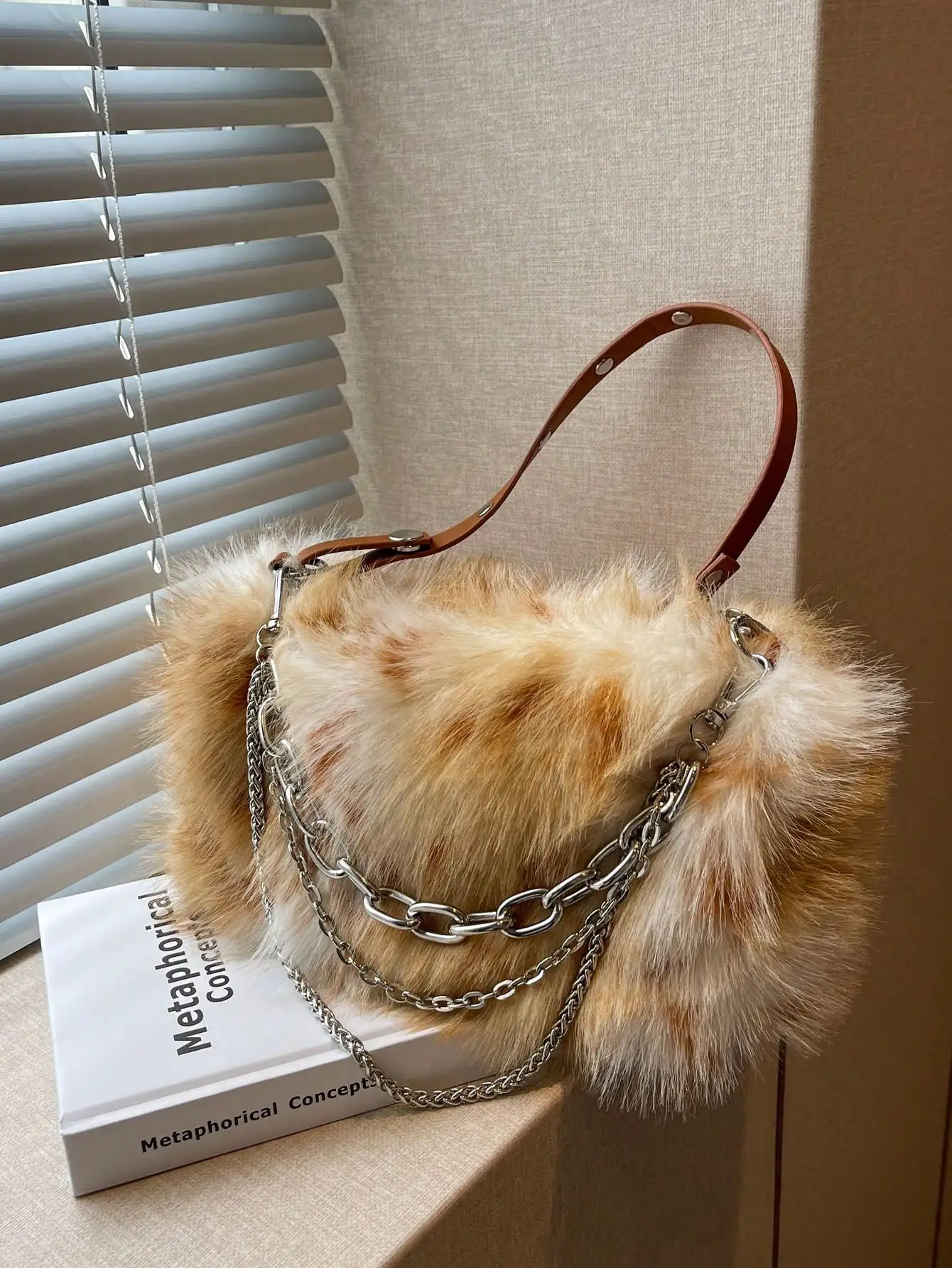 Fluffy Faux Fur Hobo Bag with Chunky Chain Strap, Soft Plush Texture, Large Capacity for Autumn Winter
Fluffy Faux Fur Hobo Bag with Chunky Chain Strap, Soft Plush Texture, Large Capacity for Autumn Winter
