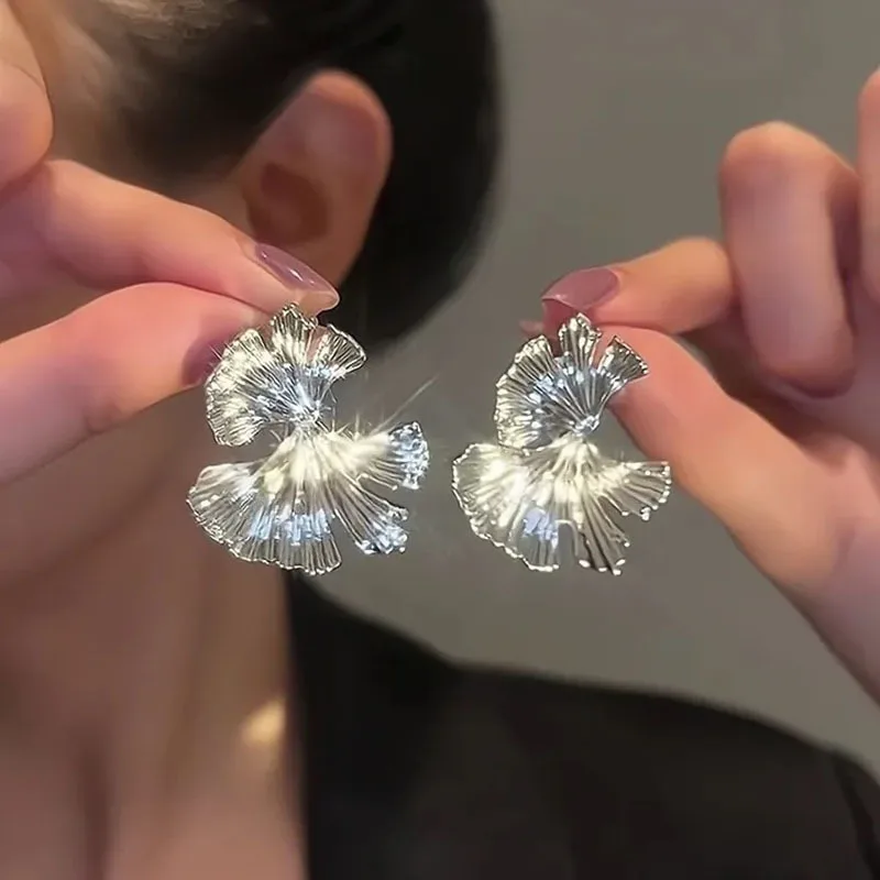 Simple Silver Color Metal Style Big Plant Ginkgo Leaf Stud Earrings for Women Fashion Accessories Exaggerated Punk Jewelry Gift
Simple Silver Color Metal Style Big Plant Ginkgo Leaf Stud Earrings for Women Fashion Accessories Exaggerated Punk Jewelry Gift