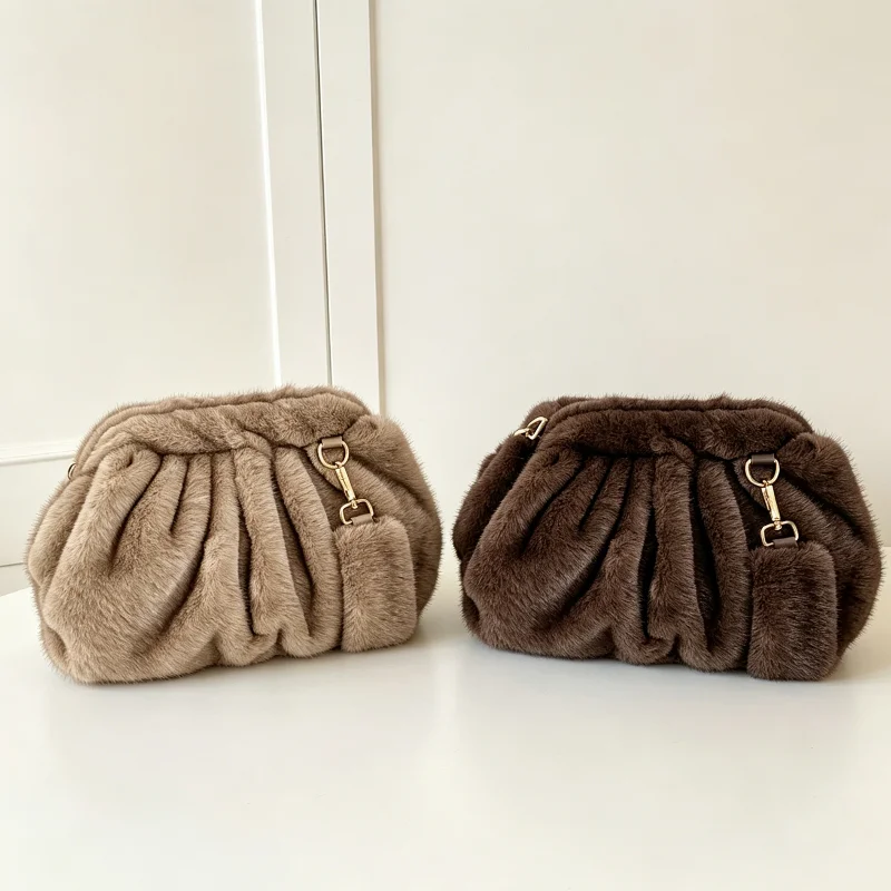 European American Luxury Furry Shoulder Bag Soft High-end Simple Solid Color Crossbody Bag Large Capacity Women Commuter Handbag
European American Luxury Furry Shoulder Bag Soft High-end Simple Solid Color Crossbody Bag Large Capacity Women Commuter Handbag