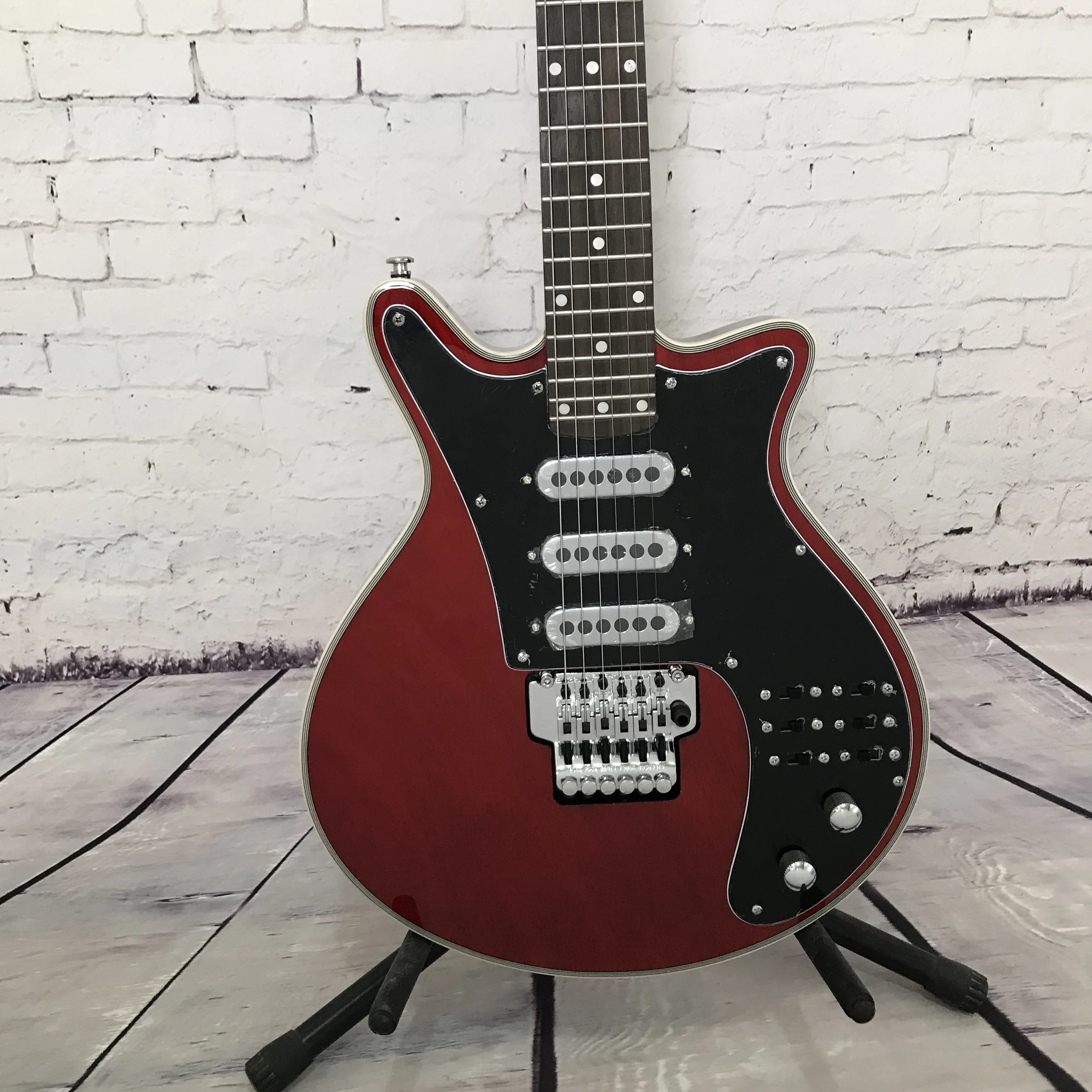 41 Inch Red Vintage Style Electric Guitar 3 Single Coil Pickups Tremolo Bridge for Rock Blues Players Free Delivery
41 Inch Red Vintage Style Electric Guitar 3 Single Coil Pickups Tremolo Bridge for Rock Blues Players Free Delivery
