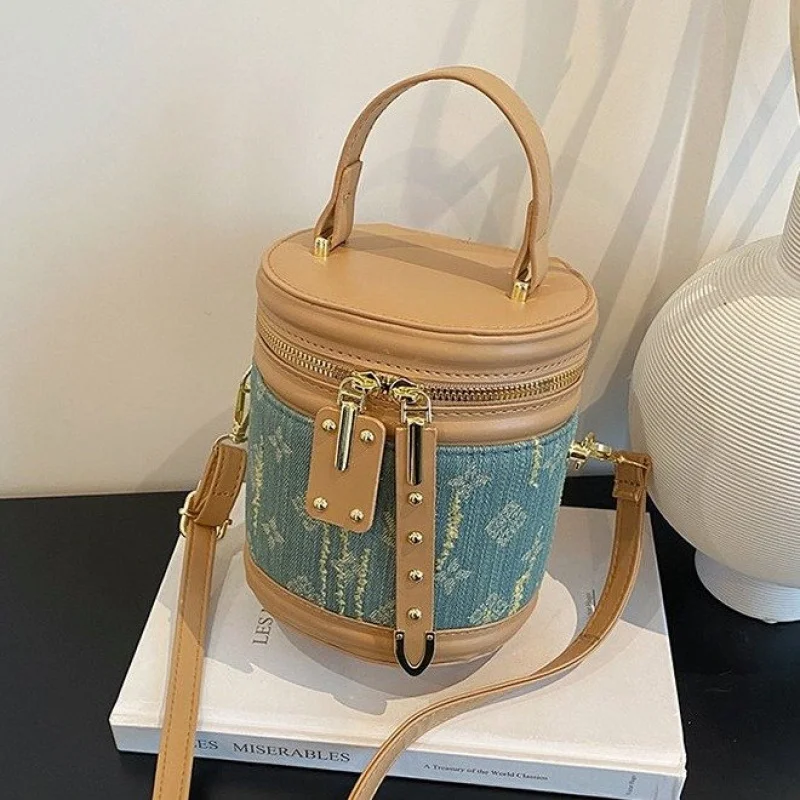 Luxury Designer Bucket Bag For Women With Drawstring Top And Tassel Zipper Pull For Function And Style
Luxury Designer Bucket Bag For Women With Drawstring Top And Tassel Zipper Pull For Function And Style