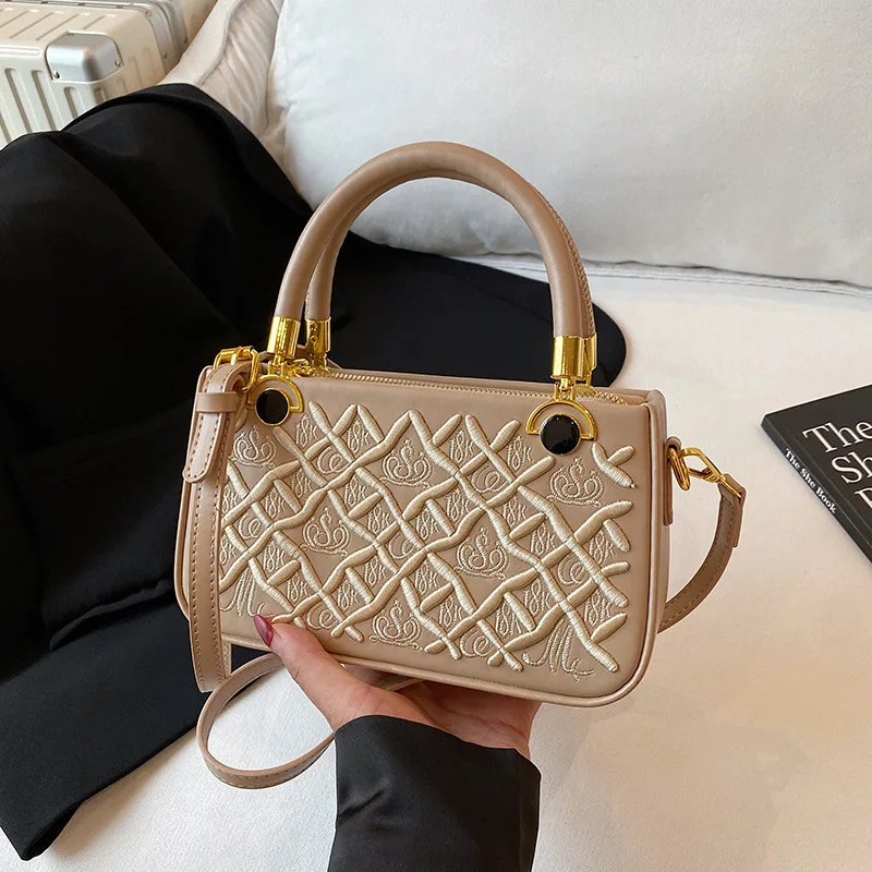 Underarm Bag One Shoulder Messenger Bag High-end Exquisite Small Square Bag Versatile Small Fragrant Style Niche Women's Bag
Underarm Bag One Shoulder Messenger Bag High-end Exquisite Small Square Bag Versatile Small Fragrant Style Niche Women's Bag