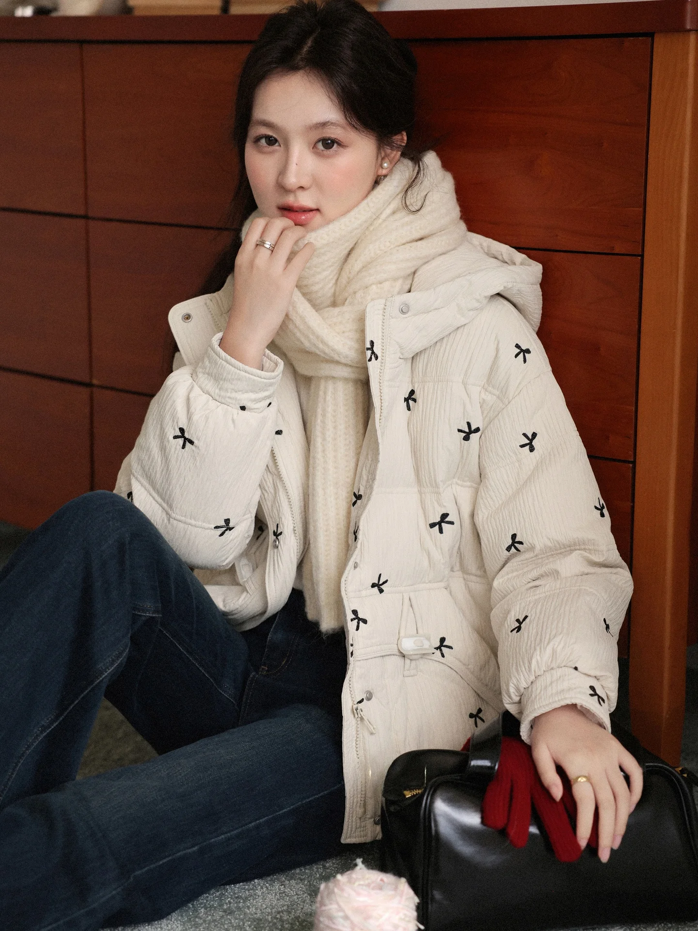 Женская легкая пуховая куртка с капюшоном (90% пуха), теплая, модная, повседневная, с длинными рукавами, с узловым дизайном
Женская легкая пуховая куртка с капюшоном (90% пуха), теплая, модная, повседневная, с длинными рукавами, с узловым дизайном