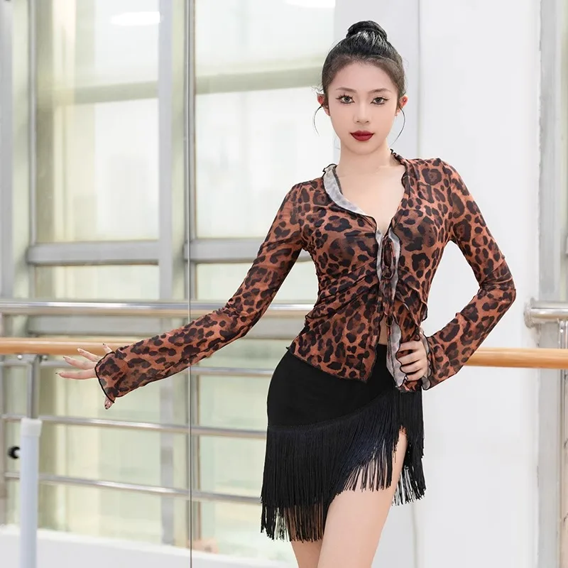 Customized Latin Dance Clothes Ballroom Dance Costume High-end Dance Top Practice Outfit Women's Mesh Cardigan
Customized Latin Dance Clothes Ballroom Dance Costume High-end Dance Top Practice Outfit Women's Mesh Cardigan