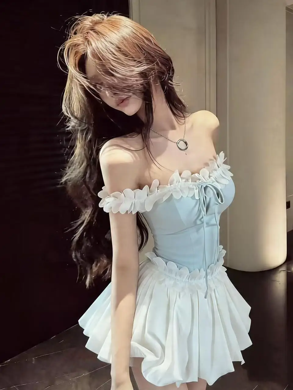 Unique Beautiful Lace Trim Shoulder Bared Tube Top And Skirt Set Sweet And Spicy Girl Style Summer Fashion Two Piece Suit
Unique Beautiful Lace Trim Shoulder Bared Tube Top And Skirt Set Sweet And Spicy Girl Style Summer Fashion Two Piece Suit