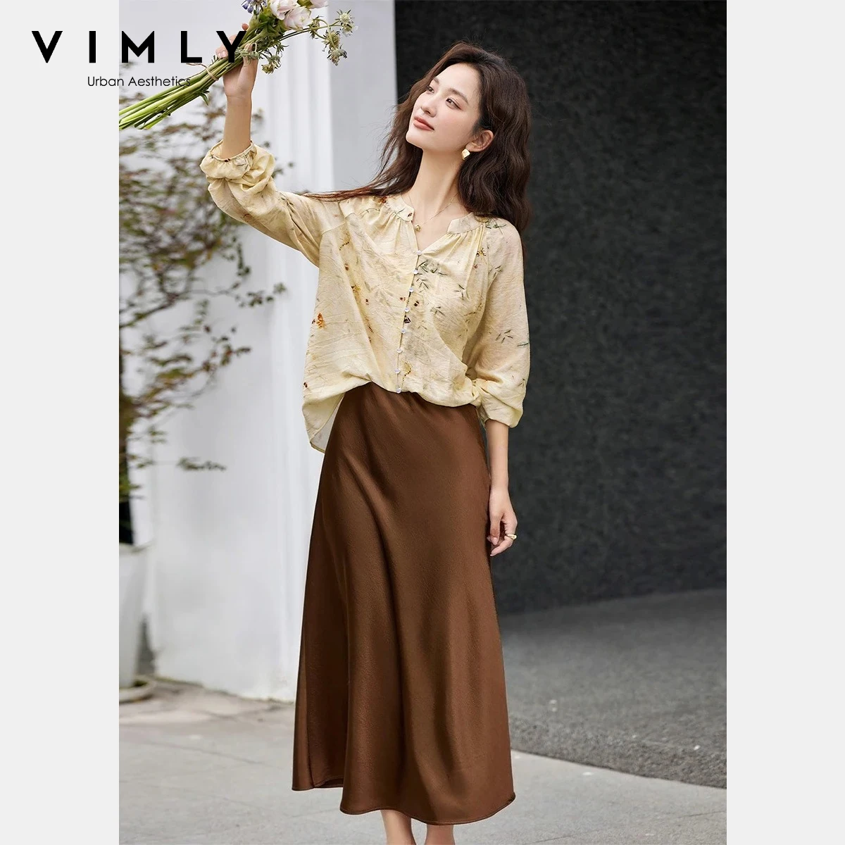 VIMLY Elegant Temperament Skirt Set Women Autumn 2025 New Two Piece Sets Printing V-neck Pullover Shirts Midi Satin Skirts A2968
VIMLY Elegant Temperament Skirt Set Women Autumn 2025 New Two Piece Sets Printing V-neck Pullover Shirts Midi Satin Skirts A2968