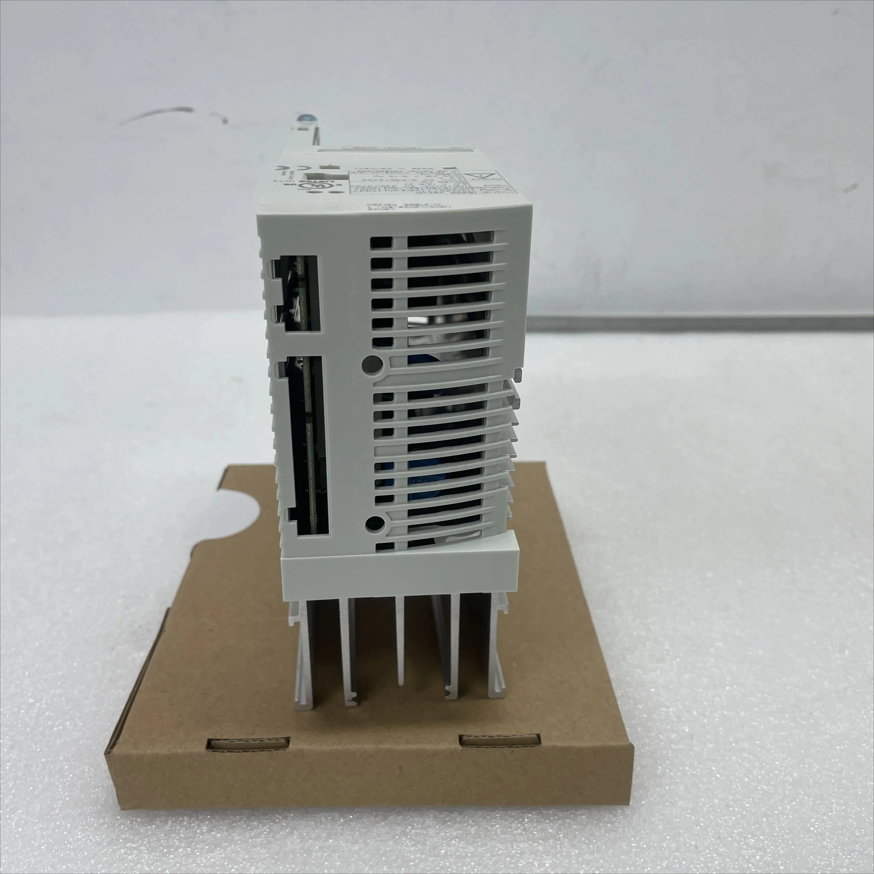 Инверторный привод LENZE E82EV551K2C200 в новой коробке
Инверторный привод LENZE E82EV551K2C200 в новой коробке