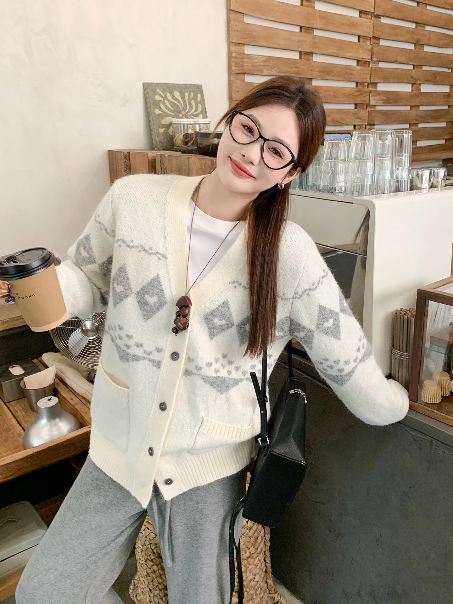 Zeng Xiao Salted Winter Open Cardigan Women's Loose Knitted Sweater V-Ne Flower Patterned Comfortable Soft Polyester Fiber
Zeng Xiao Salted Winter Open Cardigan Women's Loose Knitted Sweater V-Ne Flower Patterned Comfortable Soft Polyester Fiber