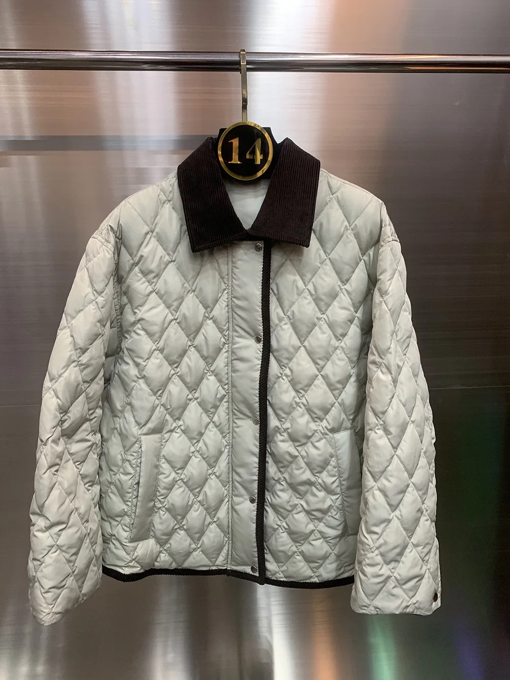 Легкий стеганый жилет женский осенне-зимний, новый, свободного кроя, с ромбовидным узором, на пуху, теплый, хлопковый, без рукавов
Легкий стеганый жилет женский осенне-зимний, новый, свободного кроя, с ромбовидным узором, на пуху, теплый, хлопковый, без рукавов