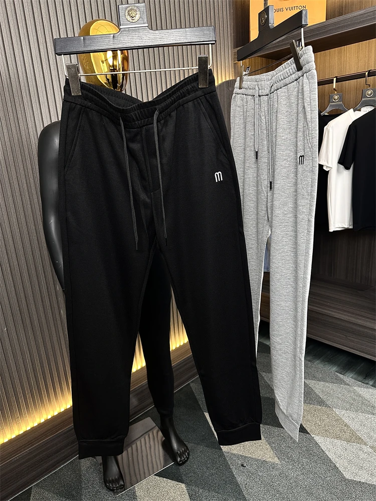 Comfortable Men's Sporty Casual Pants Autumn Season High Draping Elastic Waist Embroidered Design Long Loose Fit Straight Leg
Comfortable Men's Sporty Casual Pants Autumn Season High Draping Elastic Waist Embroidered Design Long Loose Fit Straight Leg