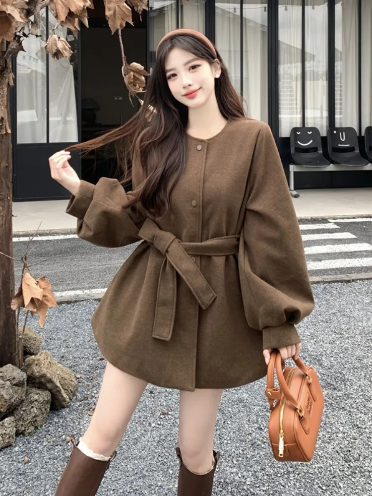 Женское красное стеганое пальто средней длины с круглым вырезом и поясом в стиле Харадзюку, элегантная теплая верхняя одежда с рукавами-фонариками, корейская модная зимняя ткань
Женское красное стеганое пальто средней длины с круглым вырезом и поясом в стиле Харадзюку, элегантная теплая верхняя одежда с рукавами-фонариками, корейская модная зимняя ткань