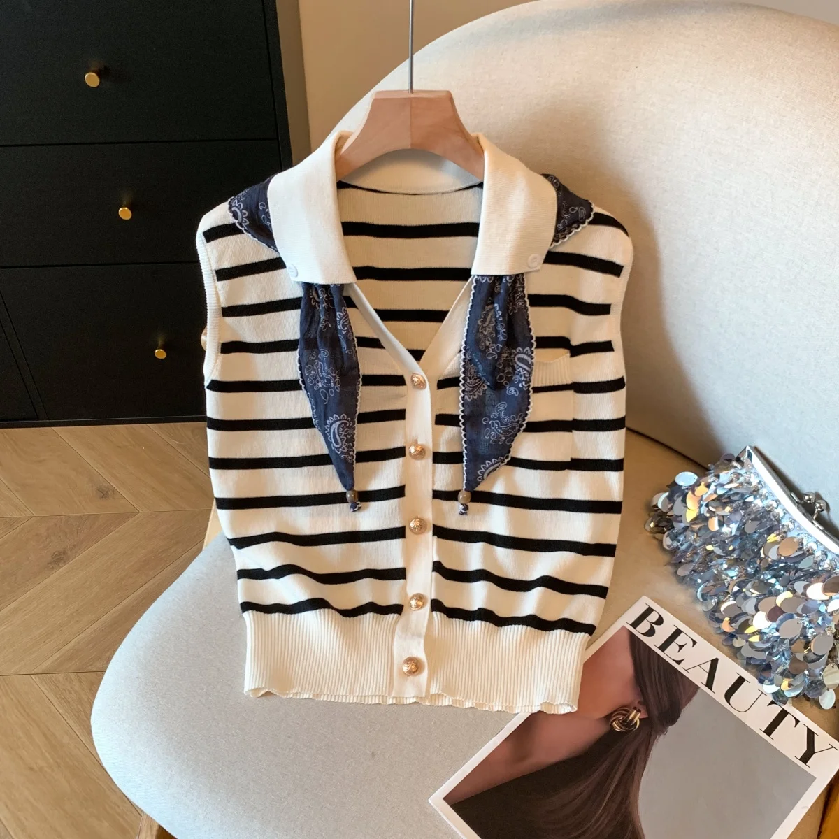 Hmsevenjz White Turn-down Collar Striped Vest Women's Summer Silk Scarf Sleeveless Knitted Top Fashion Female Clothes
Hmsevenjz White Turn-down Collar Striped Vest Women's Summer Silk Scarf Sleeveless Knitted Top Fashion Female Clothes