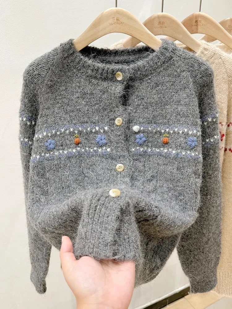 Sweet Casual Female Tops Embroidery Knitted Cardigan 2025 Autumn Winter Women's O-Neck Single Breasted Long Sleeve Warm Sweater
Sweet Casual Female Tops Embroidery Knitted Cardigan 2025 Autumn Winter Women's O-Neck Single Breasted Long Sleeve Warm Sweater