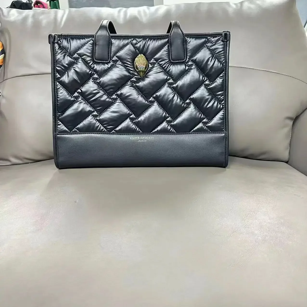 KURT GEIGER Luxury Brand High-Quality Designer Retro Eagle Head Rhombus Embroidery Thread Large Capacity Women's Tote Bags
KURT GEIGER Luxury Brand High-Quality Designer Retro Eagle Head Rhombus Embroidery Thread Large Capacity Women's Tote Bags