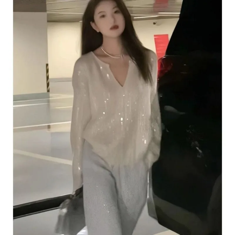 Новый новогодний блестящий топ для женщин с v-образным вырезом, свободный и универсальный белый высококачественный темпераментный топ с длинными рукавами
Новый новогодний блестящий топ для женщин с v-образным вырезом, свободный и универсальный белый высококачественный темпераментный топ с длинными рукавами