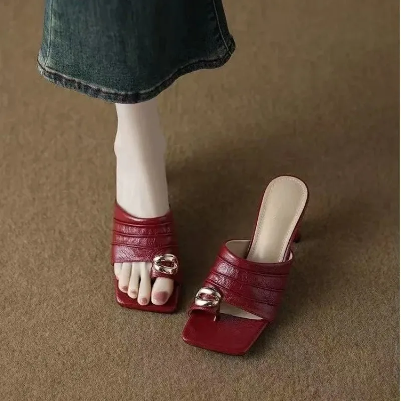 Women's Summer 2026 New Stiletto Metal Decoration Fashion and Versatile Sandals and Slippers Square Toe Open-toe Flip-flops
Women's Summer 2026 New Stiletto Metal Decoration Fashion and Versatile Sandals and Slippers Square Toe Open-toe Flip-flops