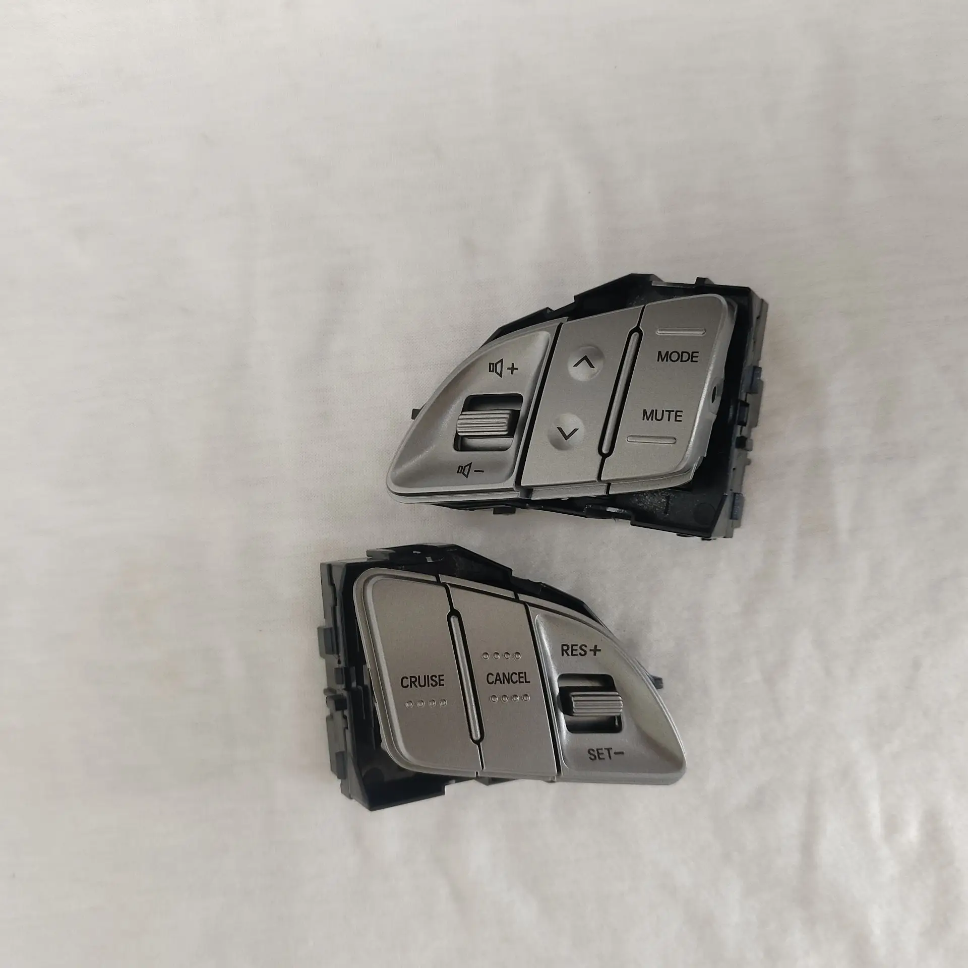 Right Cruise Buttons Left Remote Mute Control Switch Car Steering Wheel Button For Hyundai Tucson IX35 2010-2015
Right Cruise Buttons Left Remote Mute Control Switch Car Steering Wheel Button For Hyundai Tucson IX35 2010-2015