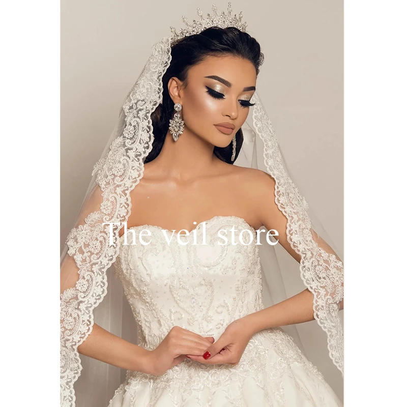 Католическая свадебная фата цвета слоновой кости, аксессуары для невесты, тюль, кружевная отделка по краям, винтажная 3-метровая уникальная фата на заказ
Католическая свадебная фата цвета слоновой кости, аксессуары для невесты, тюль, кружевная отделка по краям, винтажная 3-метровая уникальная фата на заказ