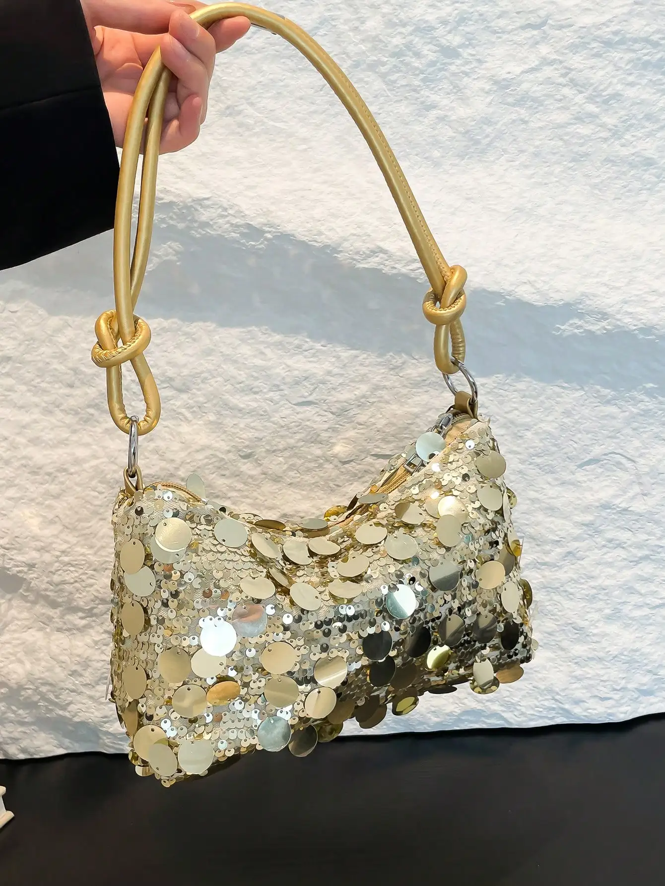 Женская сумка с золотистыми пайетками в форме полумесяца, с верхней ручкой, из ПВХ.
Женская сумка с золотистыми пайетками в форме полумесяца, с верхней ручкой, из ПВХ.