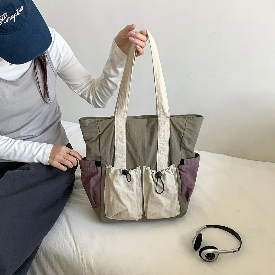 New Color-Contrasting Patchwork Multi-Pocket Tote Bag for Women Casual Large Capacity Foldable Nylon Shoulder Bag for Commuting
New Color-Contrasting Patchwork Multi-Pocket Tote Bag for Women Casual Large Capacity Foldable Nylon Shoulder Bag for Commuting