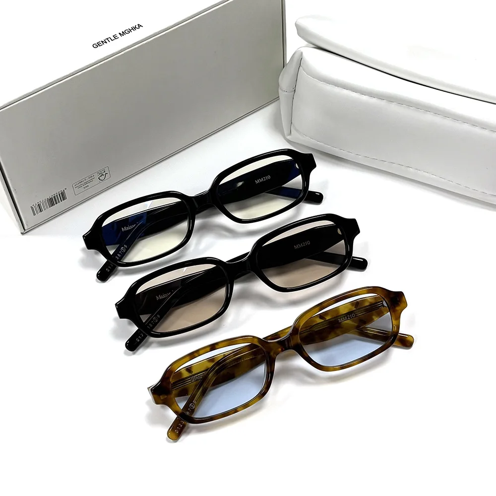 Новые стильные очки унисекс в квадратной оправе — подходящие для повседневного ношения и линз по рецепту.
Новые стильные очки унисекс в квадратной оправе — подходящие для повседневного ношения и линз по рецепту.