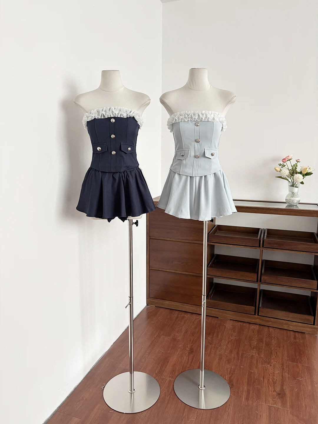 Fashionable Summer 2026 Two-Piece Set High Waist Puffy Short Skirt with Wood Grain Ruffle Tube Top Elegant Style Polyester Fiber
Fashionable Summer 2026 Two-Piece Set High Waist Puffy Short Skirt with Wood Grain Ruffle Tube Top Elegant Style Polyester Fiber