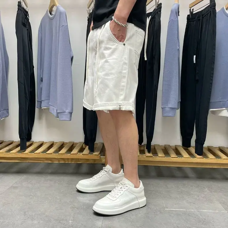Men's Simple Trendy White Denim Shorts with Dropped Crotch Straight Leg Knee-Length for Fashionable Outfits
Men's Simple Trendy White Denim Shorts with Dropped Crotch Straight Leg Knee-Length for Fashionable Outfits