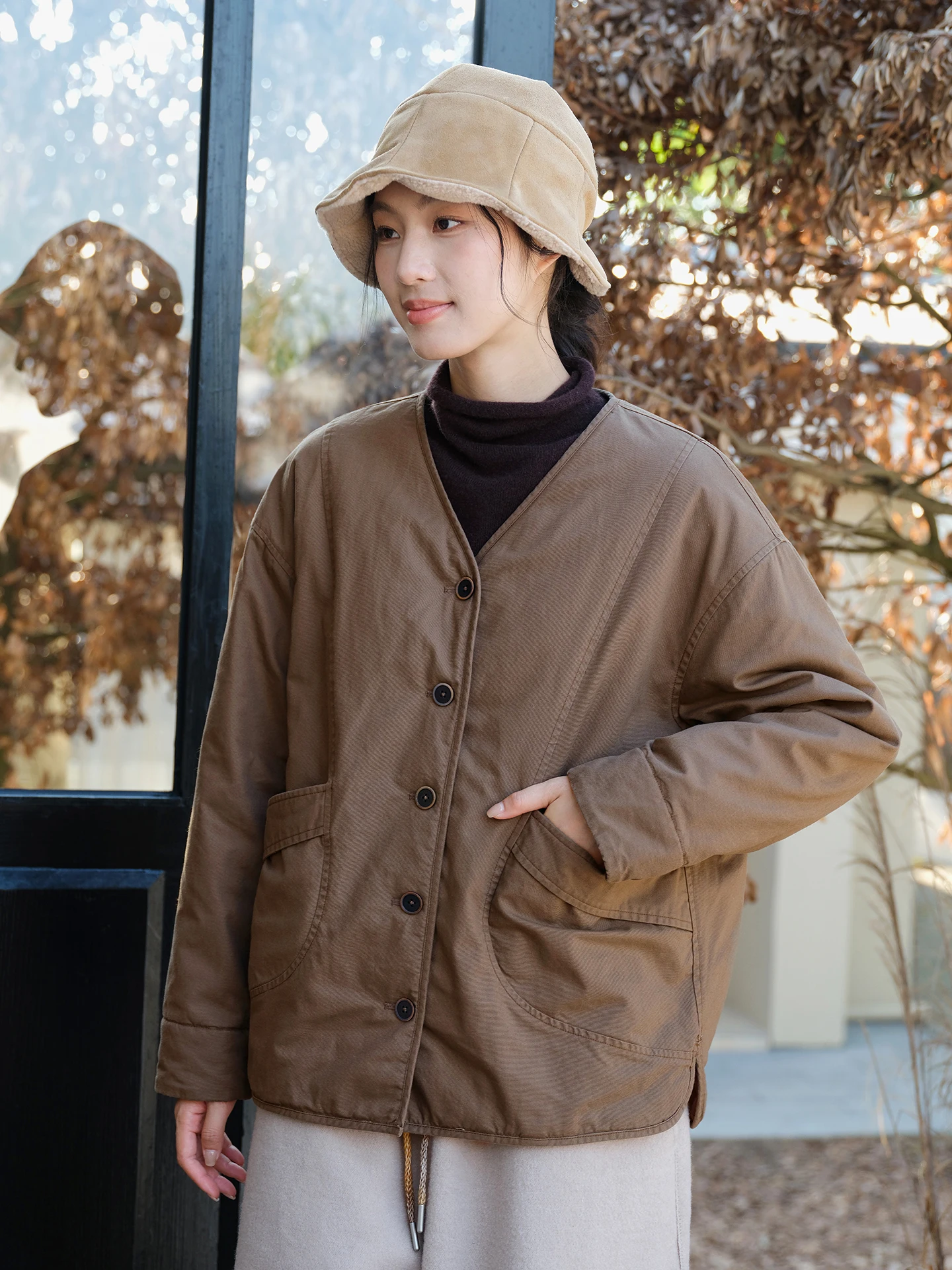 Высокоэффективная теплая хлопковая куртка из чистого хлопка, осенне-зимняя новинка, повседневная, винтажная, свободного кроя, с V-образным вырезом
Высокоэффективная теплая хлопковая куртка из чистого хлопка, осенне-зимняя новинка, повседневная, винтажная, свободного кроя, с V-образным вырезом