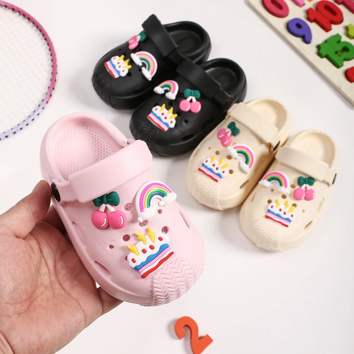 Летние детские тапочки, удобные мягкие подошвы, клубничный вишневый торт, модные тапочки «сделай сам», домашние повседневные прогулочные дорожные сандалии
Летние детские тапочки, удобные мягкие подошвы, клубничный вишневый торт, модные тапочки «сделай сам», домашние повседневные прогулочные дорожные сандалии