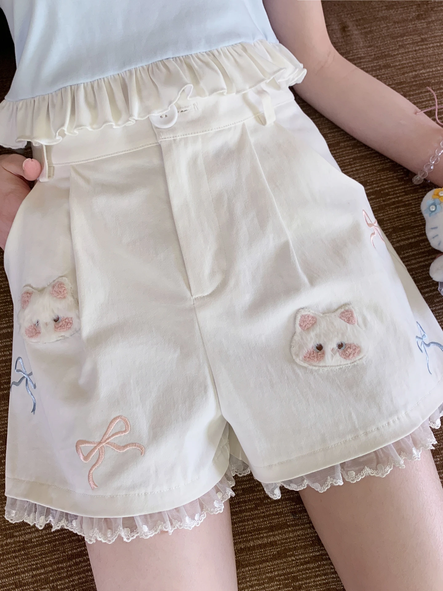 Sweet Embroidered High Waist Casual Pants Women's Summer New Style Floral Lace Splicing Design Breathable Comfortable Shorts
Sweet Embroidered High Waist Casual Pants Women's Summer New Style Floral Lace Splicing Design Breathable Comfortable Shorts