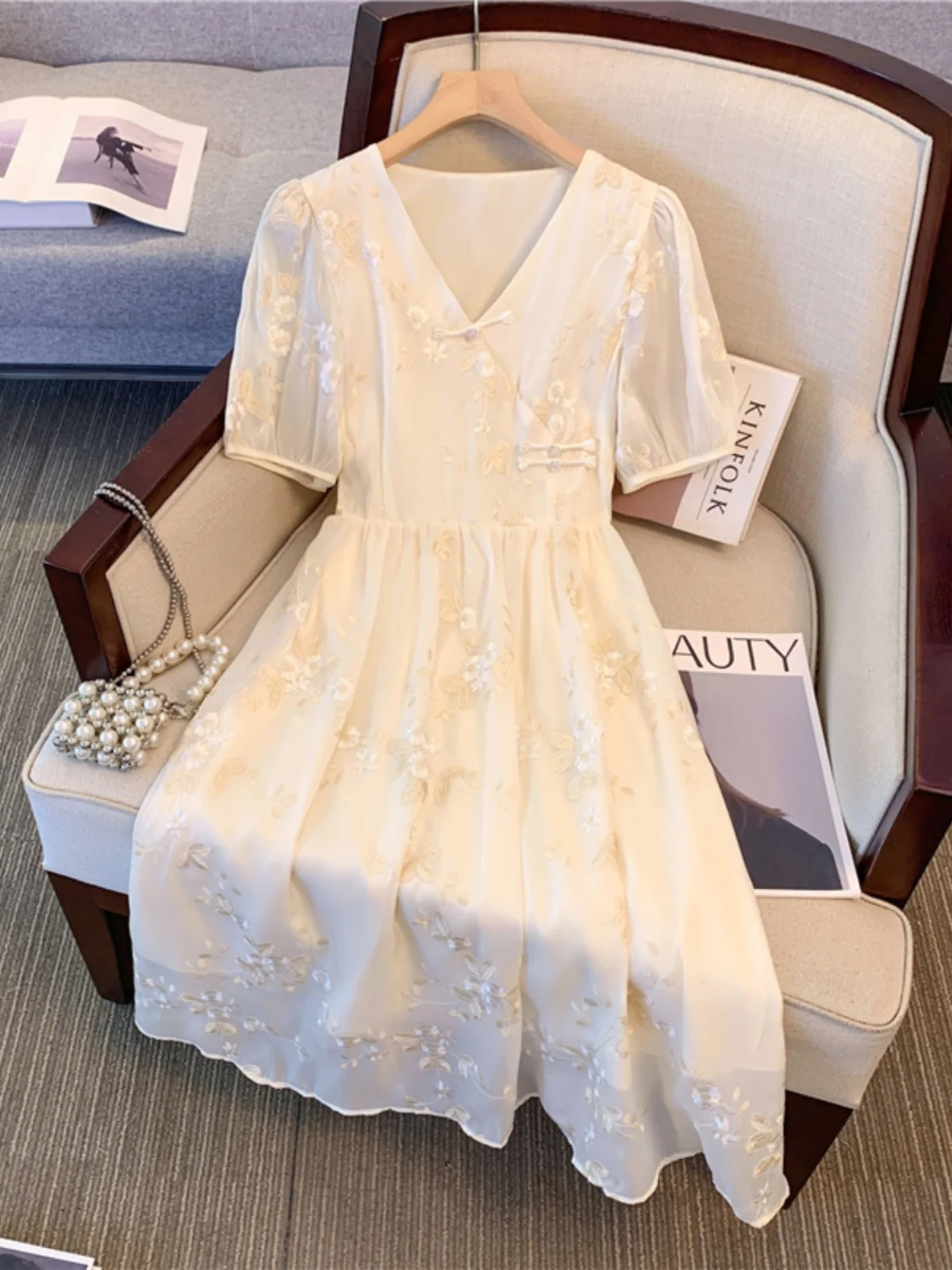 Elegant Chinese Style Embroidered Dress Women's Summer plus Size Slimming Waist V-Neck Long A-Line Skirt High Waist
Elegant Chinese Style Embroidered Dress Women's Summer plus Size Slimming Waist V-Neck Long A-Line Skirt High Waist