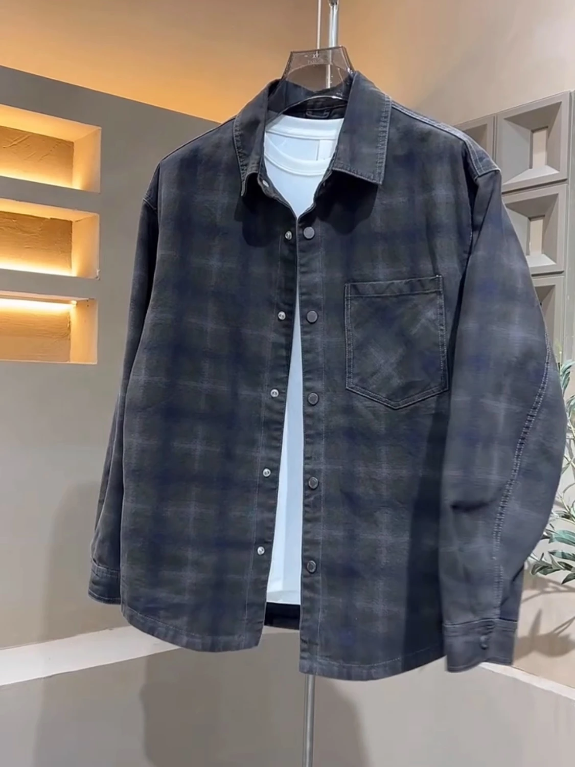 Мужская осенняя рубашка в клетку с воротником-стойкой, модная, молодежная, в корейском стиле, приталенная, повседневная, из полиэфирного волокна
Мужская осенняя рубашка в клетку с воротником-стойкой, модная, молодежная, в корейском стиле, приталенная, повседневная, из полиэфирного волокна