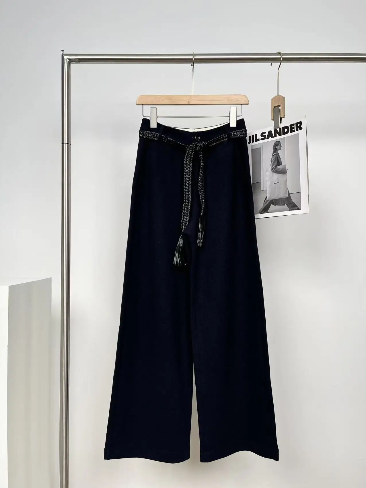 High-end Thickened Warm Wide-leg Pants Women's Straight Casual All-match Trousers
High-end Thickened Warm Wide-leg Pants Women's Straight Casual All-match Trousers