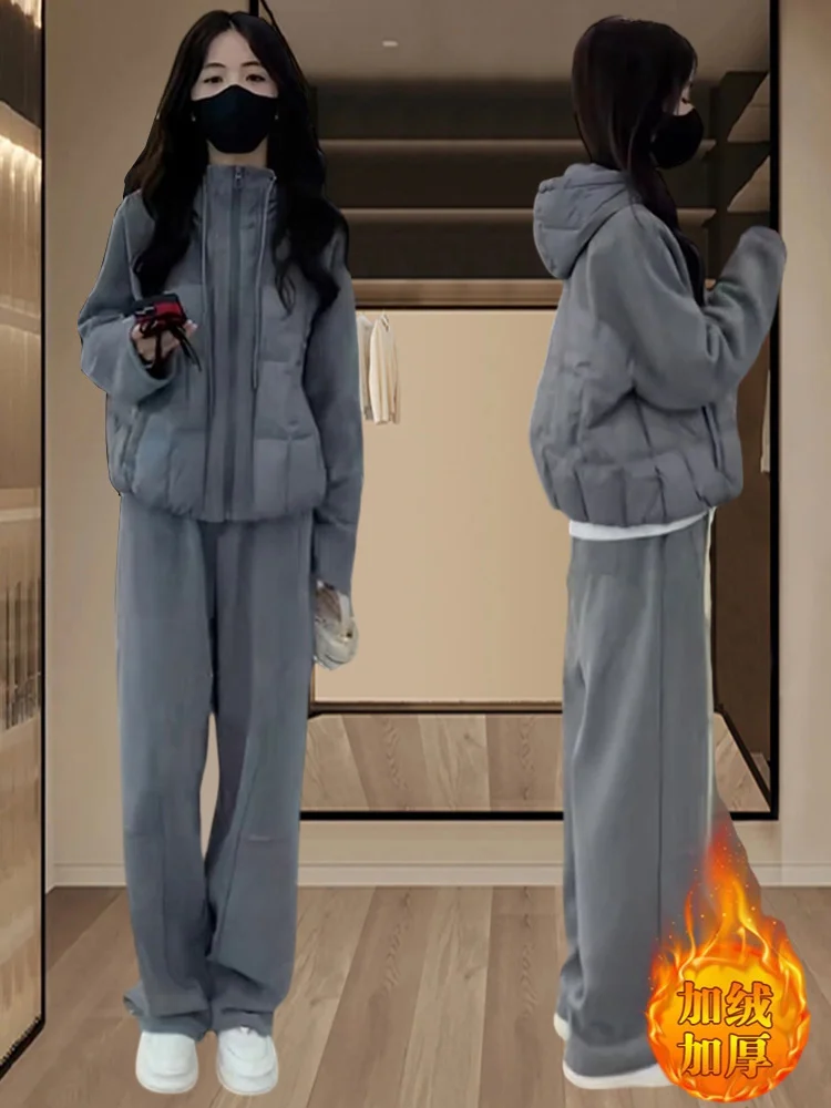 Зимний модный комплект из двух предметов: женская пуховая куртка и повседневные брюки. Элегантный комплект больших размеров.
Зимний модный комплект из двух предметов: женская пуховая куртка и повседневные брюки. Элегантный комплект больших размеров.