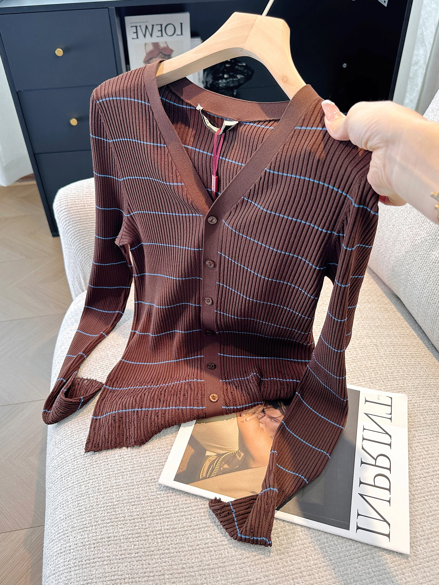 Elegant Slim Fit V-Neck Striped Knitwear Unique Hem Design Versatile Long Sleeve Top for Early Autumn Soft Comfortable Material
Elegant Slim Fit V-Neck Striped Knitwear Unique Hem Design Versatile Long Sleeve Top for Early Autumn Soft Comfortable Material