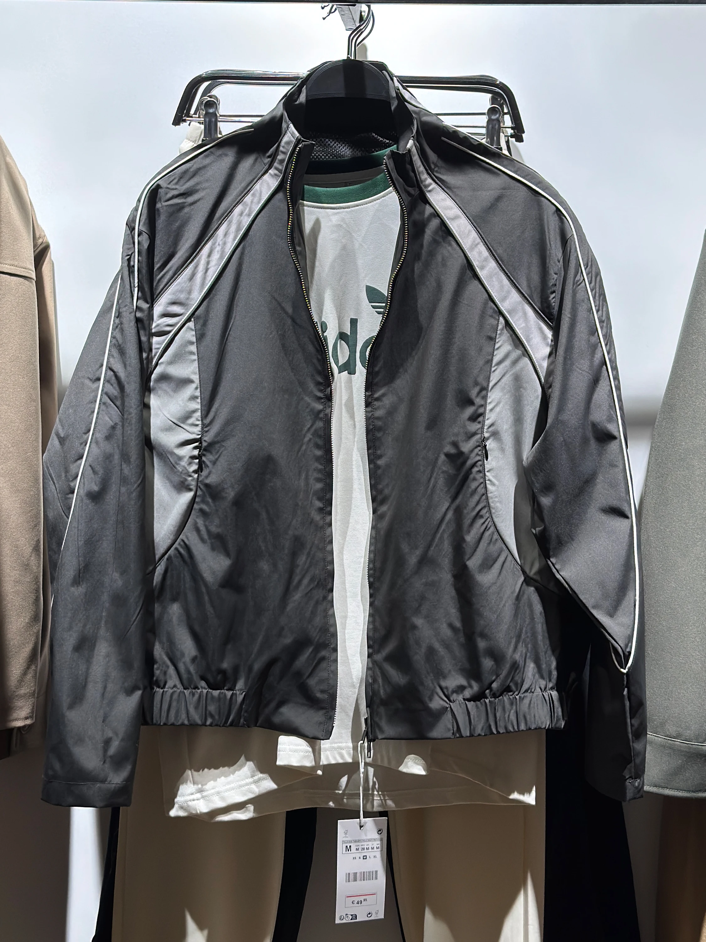 Новинка: Мужская куртка ZA25 из технологичной ткани для осеннего сезона, с цветными блоками и пэчворком, верхняя одежда из нейлона, с длинными рукавами, на молнии.
Новинка: Мужская куртка ZA25 из технологичной ткани для осеннего сезона, с цветными блоками и пэчворком, верхняя одежда из нейлона, с длинными рукавами, на молнии.