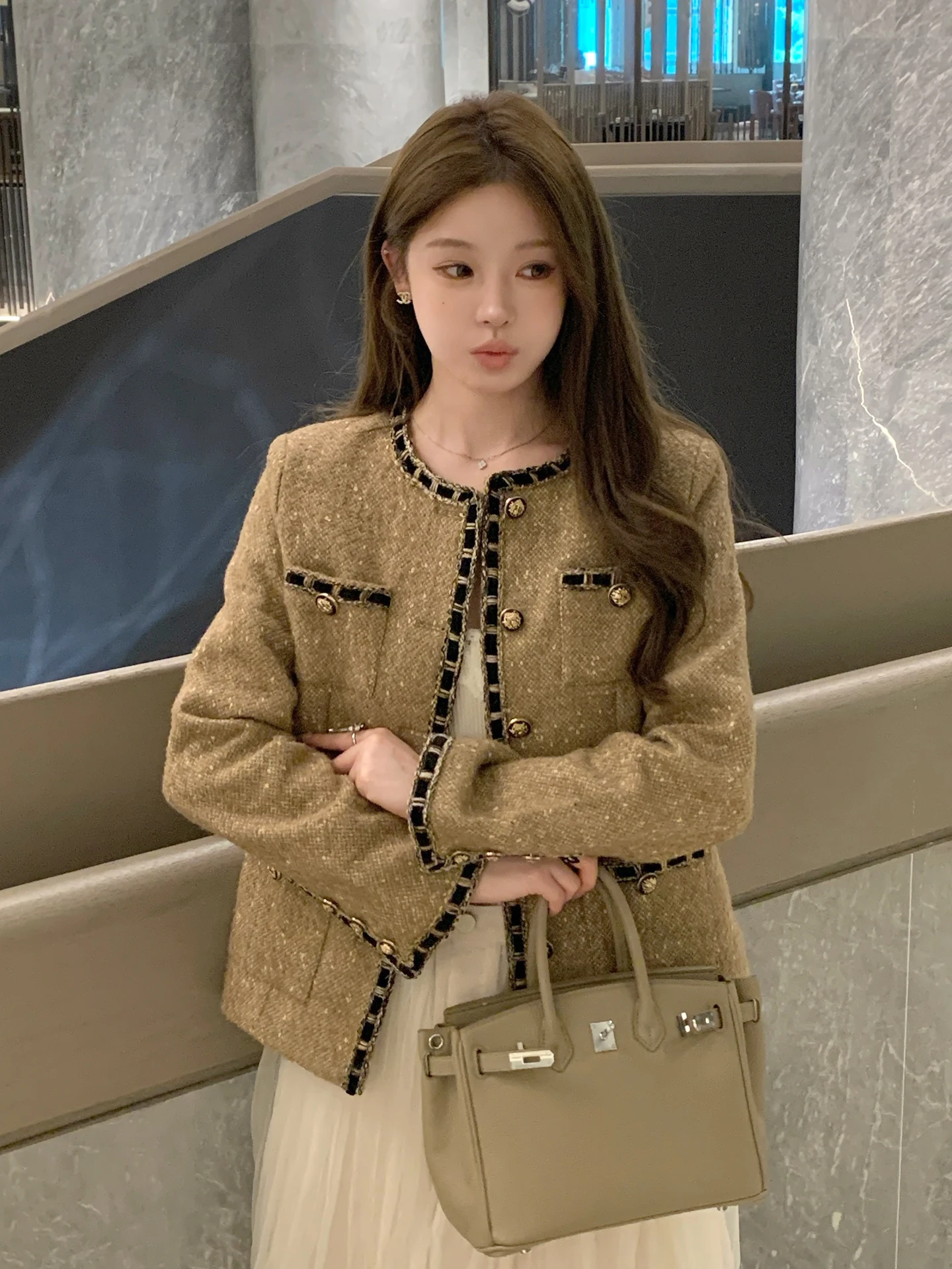 Женское осеннее пальто FFmiss из твидовой смесовой шерсти в стиле ретро, с круглым вырезом, тканым поясом и прямым кроем во французском стиле
Женское осеннее пальто FFmiss из твидовой смесовой шерсти в стиле ретро, с круглым вырезом, тканым поясом и прямым кроем во французском стиле