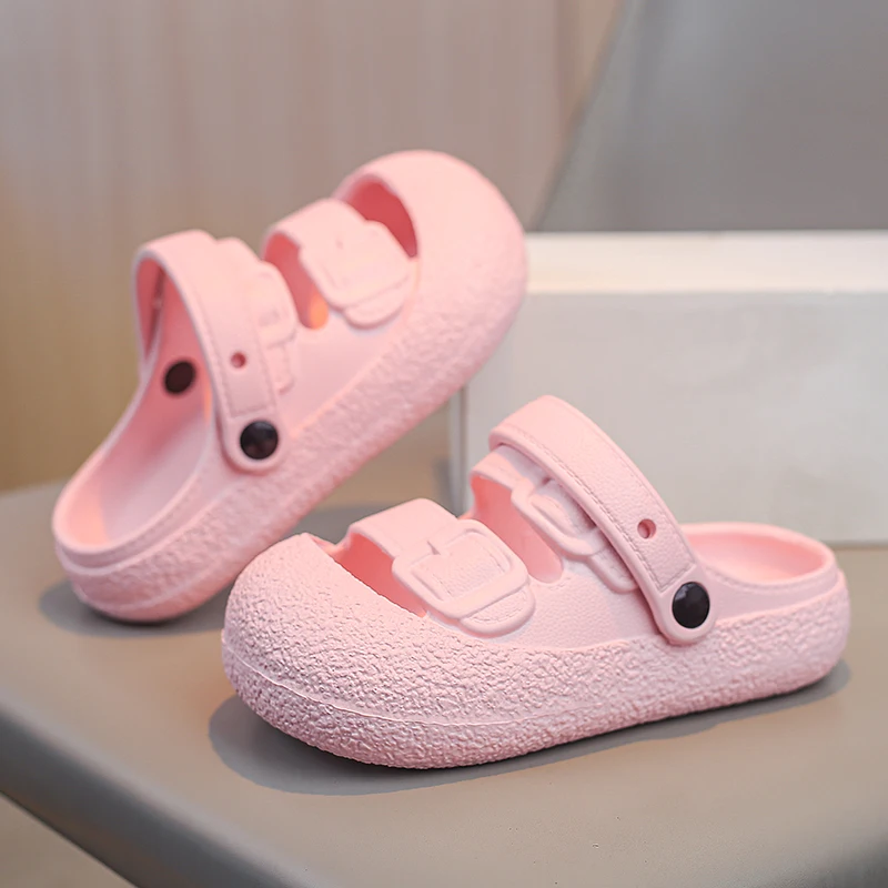 A pair of children's lightweight sandals adjustable strap non-slip suitable for home, school and casual outings ZZ-350
A pair of children's lightweight sandals adjustable strap non-slip suitable for home, school and casual outings ZZ-350