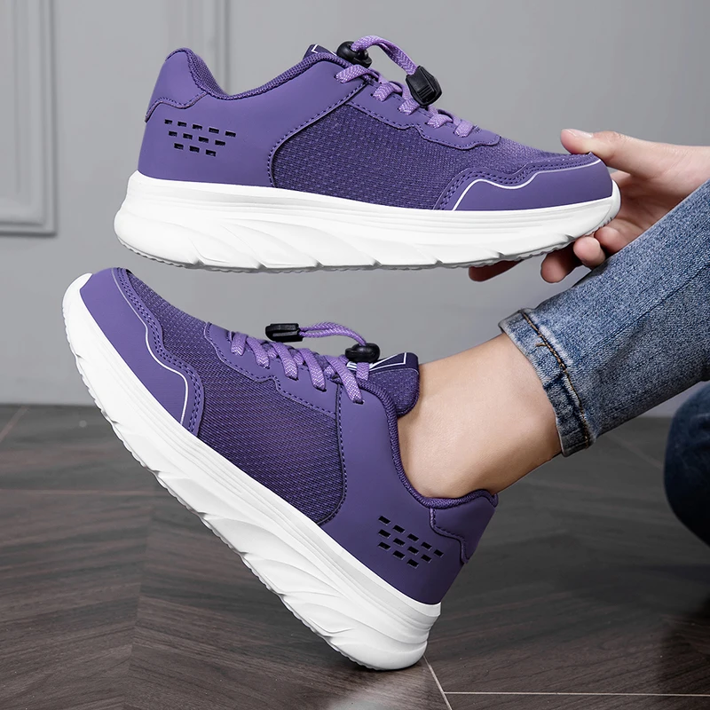 Спортивная обувь для пожилых людей среднего возраста. Дышащая и противоскользящая обувь для прогулок пожилых людей. Легкая обувь для путешествий и отдыха с мягкой подошвой.
Спортивная обувь для пожилых людей среднего возраста. Дышащая и противоскользящая обувь для прогулок пожилых людей. Легкая обувь для путешествий и отдыха с мягкой подошвой.