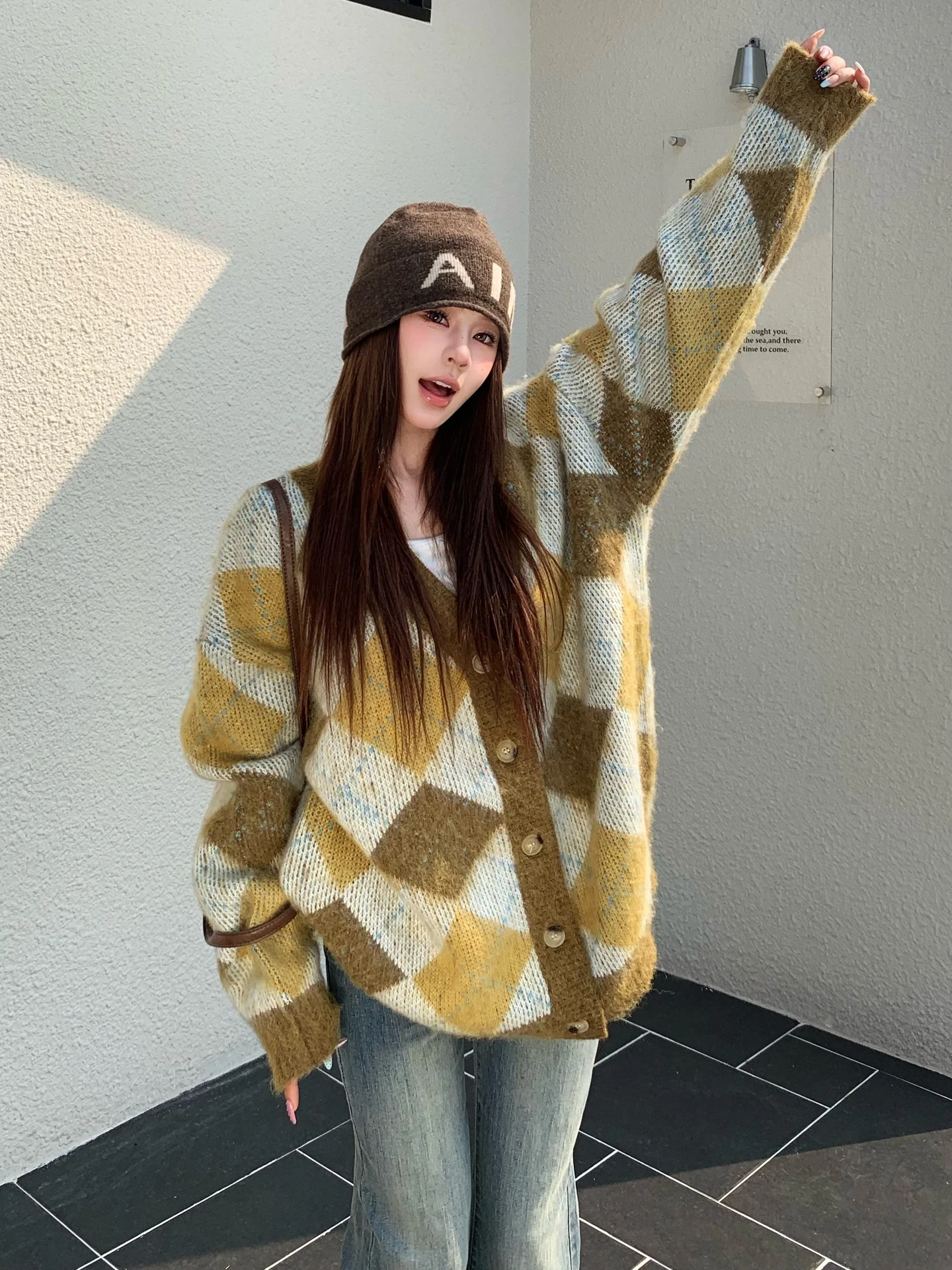 Вязаный кардиган ER Oh Tee Sister's в винтажном стиле, утепленный, с V-образным вырезом, женский, осенне-зимний, новая модная модель, свитер-пальто
Вязаный кардиган ER Oh Tee Sister's в винтажном стиле, утепленный, с V-образным вырезом, женский, осенне-зимний, новая модная модель, свитер-пальто