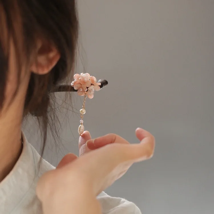1pcs Ancient Style Temperament Cheongsam Headdress Wooden Hairpin Tassel Flower Step Shake Women Girl Hanfu Hair Stick Gift
1pcs Ancient Style Temperament Cheongsam Headdress Wooden Hairpin Tassel Flower Step Shake Women Girl Hanfu Hair Stick Gift