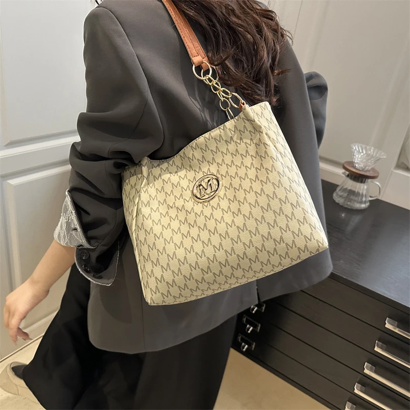New Large Capacity Tote Bag Retro Pu Leather Designer Handbag Soft Leather Shoulder Messenger Bag Versatile Leisure Bag Fashion
New Large Capacity Tote Bag Retro Pu Leather Designer Handbag Soft Leather Shoulder Messenger Bag Versatile Leisure Bag Fashion