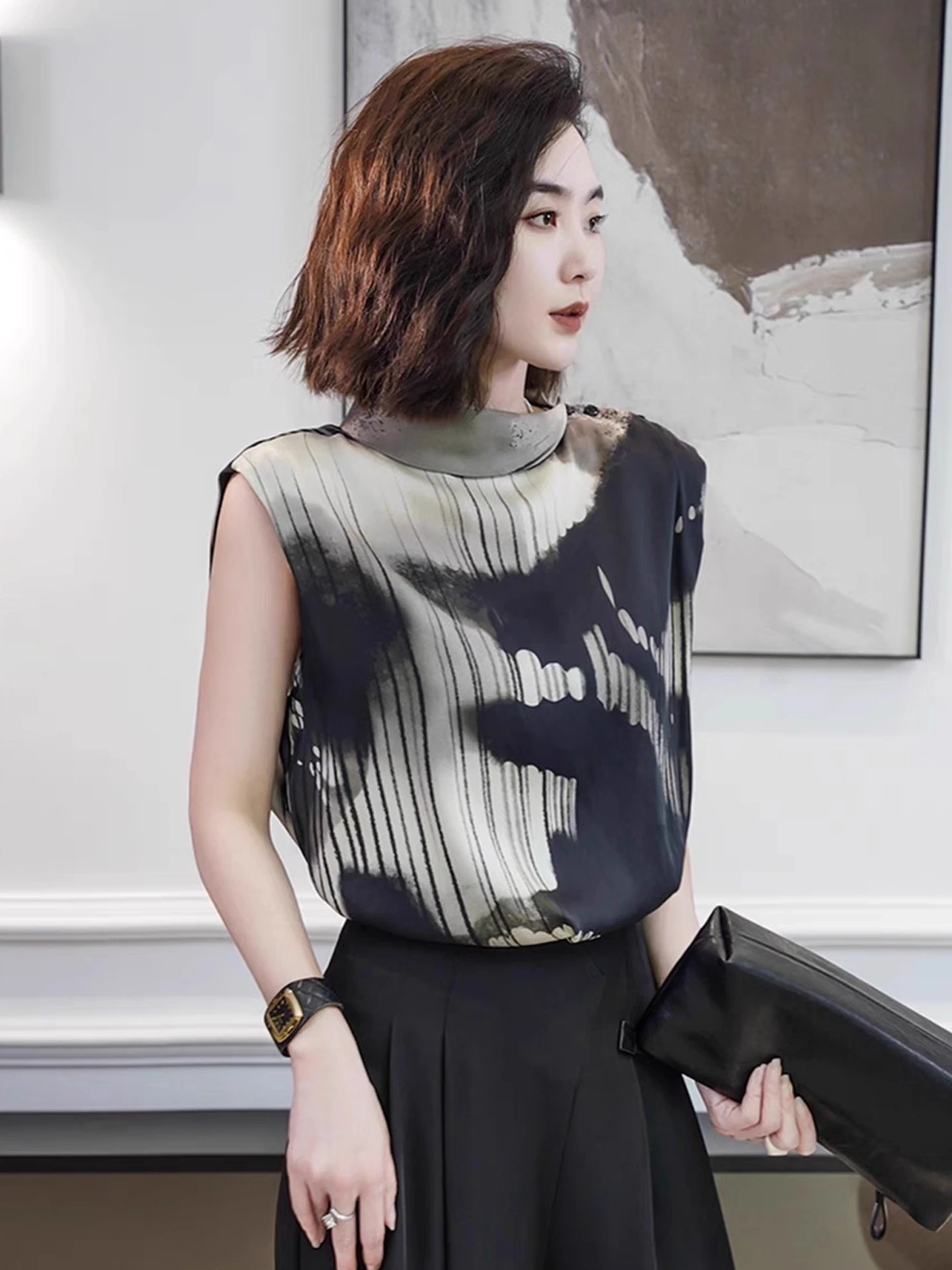 Faionable Water-Mark Print irt Design Korean Sle Women's Top Summer Trendy Svel Stand Collar Casual Silk Blend
Faionable Water-Mark Print irt Design Korean Sle Women's Top Summer Trendy Svel Stand Collar Casual Silk Blend