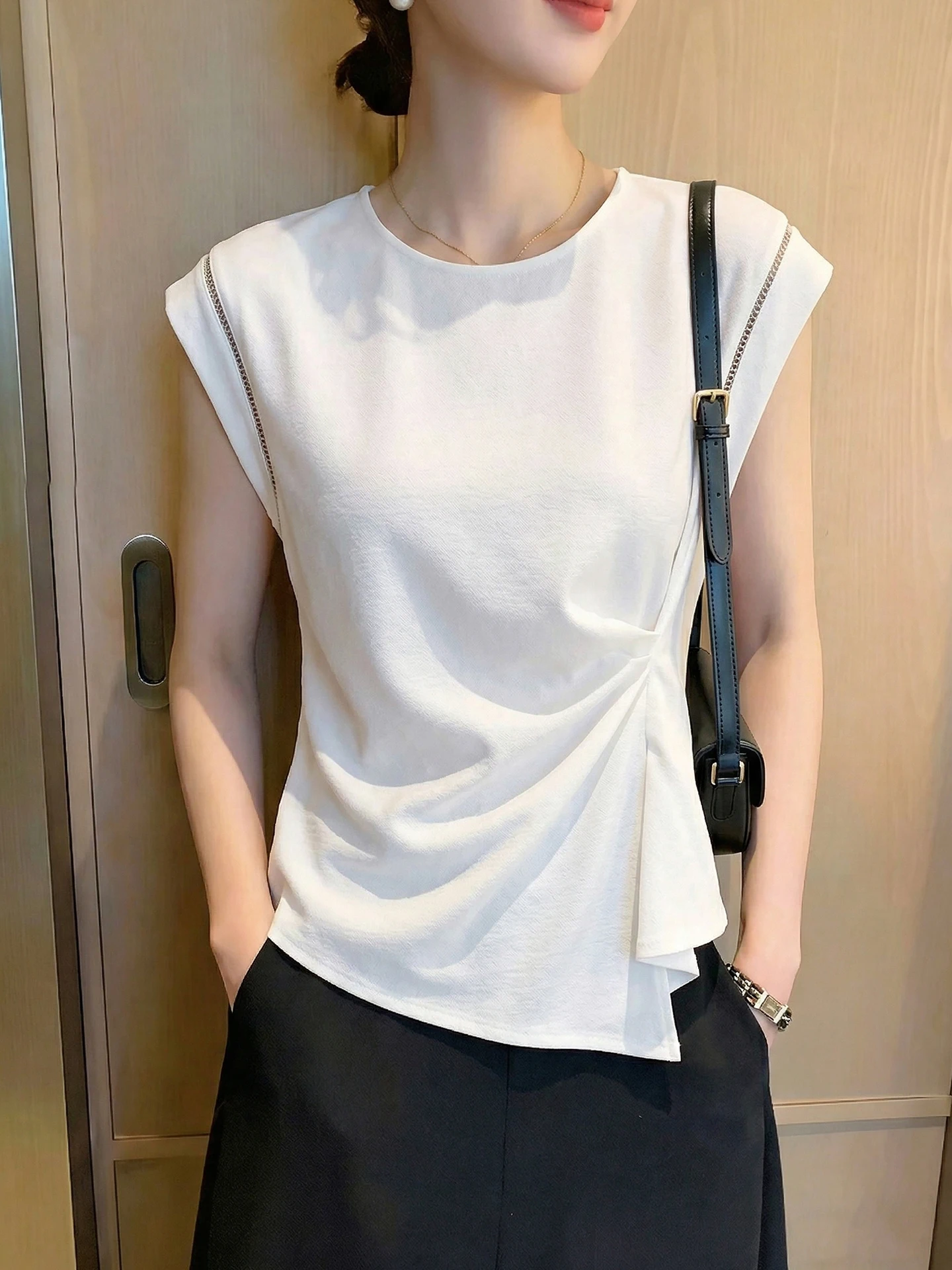 Chic Commuter Casual Short Sleeve T-Shirt Design Summer 2026 Overhead Top Women's Fashion Korean Loose Fit round Neck
Chic Commuter Casual Short Sleeve T-Shirt Design Summer 2026 Overhead Top Women's Fashion Korean Loose Fit round Neck