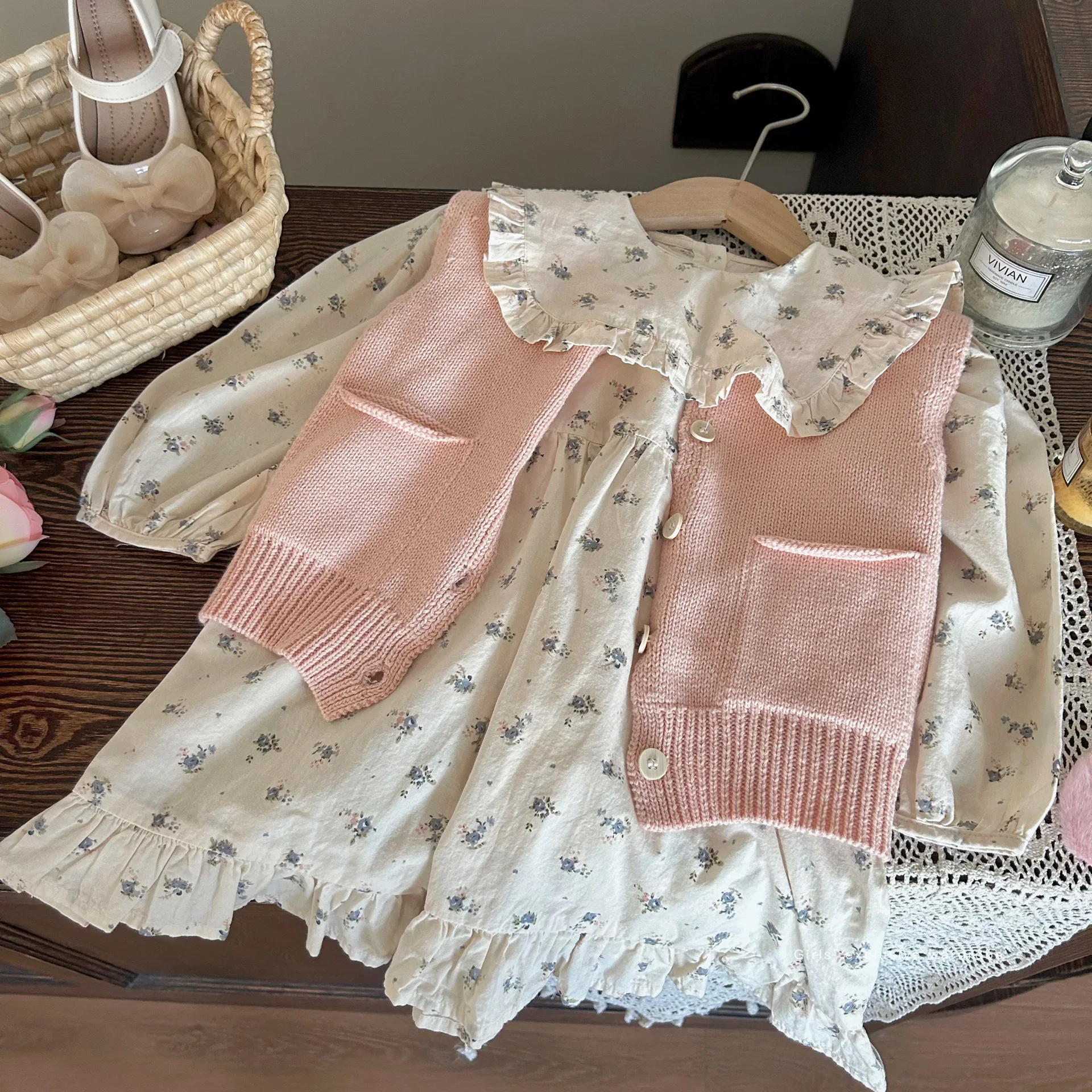 Korean Children's Clothing 2024 New Autumn Girls' Lapel Floral Long Sleeved Dress, Children's Knitted Vest Two-piece Set
Korean Children's Clothing 2024 New Autumn Girls' Lapel Floral Long Sleeved Dress, Children's Knitted Vest Two-piece Set