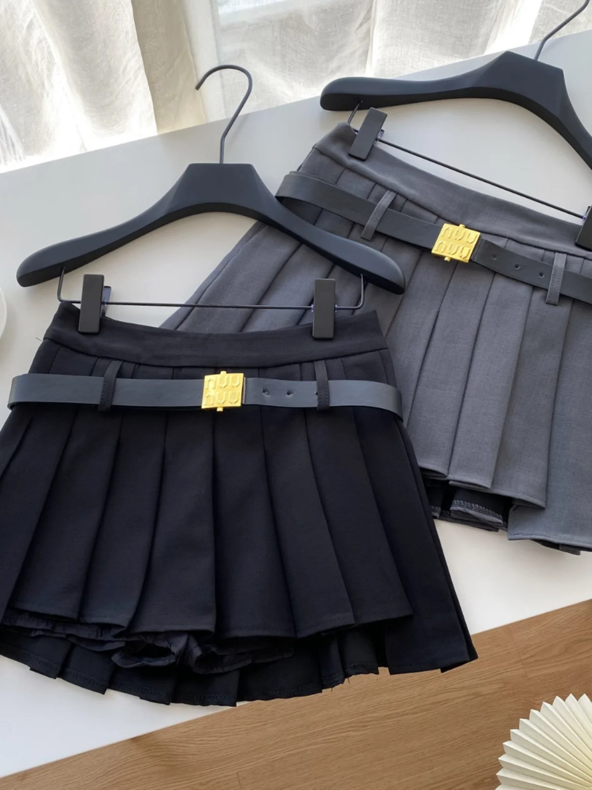 Ele High Waist Pleated Skirt Women's Autumn Belted Casual Design Chic A-Line Midi Skirt Korean Sle Commute
Ele High Waist Pleated Skirt Women's Autumn Belted Casual Design Chic A-Line Midi Skirt Korean Sle Commute