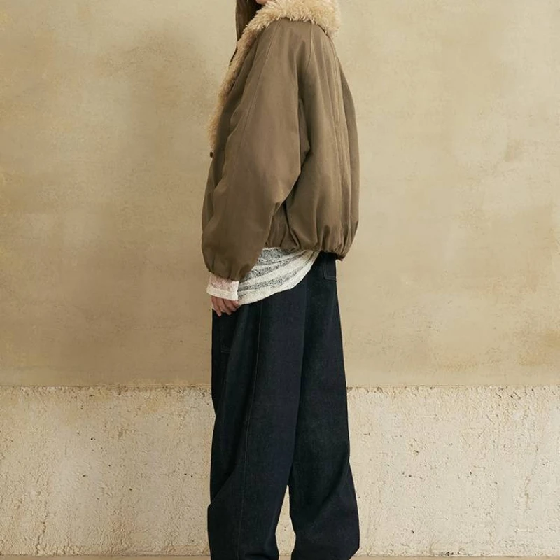 Утолщенная роговая пряжка, овечья шерсть, одежда на хлопковой подкладке, женская новая короткая зимняя одежда с большими лацканами
Утолщенная роговая пряжка, овечья шерсть, одежда на хлопковой подкладке, женская новая короткая зимняя одежда с большими лацканами