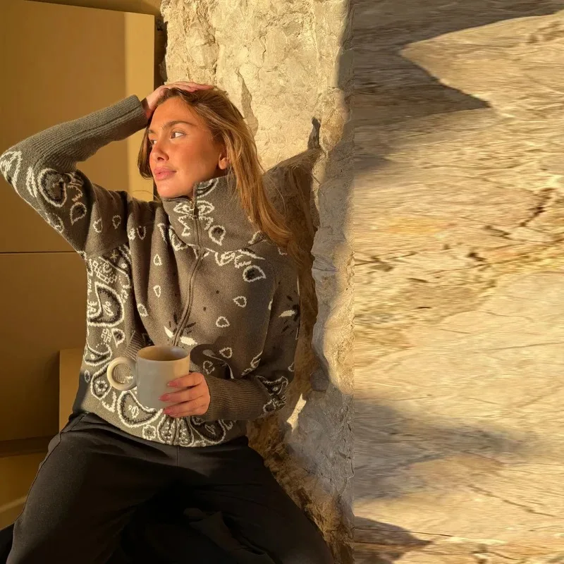 Модный женский вязаный жаккардовый кардиган в стиле бохо с воротником-стойкой на молнии, с длинными рукавами, весенний, уютный, новый
Модный женский вязаный жаккардовый кардиган в стиле бохо с воротником-стойкой на молнии, с длинными рукавами, весенний, уютный, новый