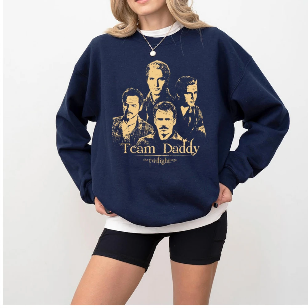 Свитшот Team Daddy Twilight: Ретро-футболка с Чарли Суэном и Карлайл Каллуном, в стиле вампирской саги, забавный мерч по фильму «Сумерки»
Свитшот Team Daddy Twilight: Ретро-футболка с Чарли Суэном и Карлайл Каллуном, в стиле вампирской саги, забавный мерч по фильму «Сумерки»